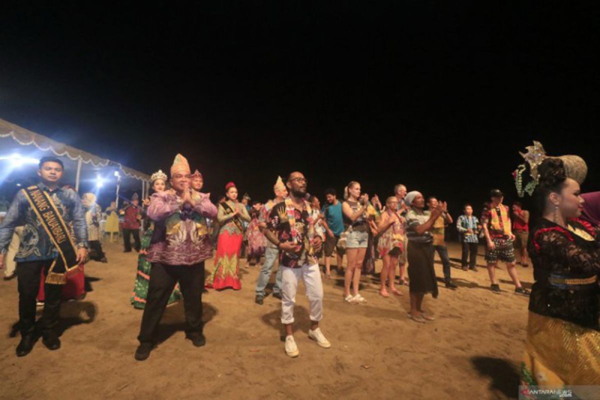 Wali Kota Banjarbaru ajak turis Bali menari baegal