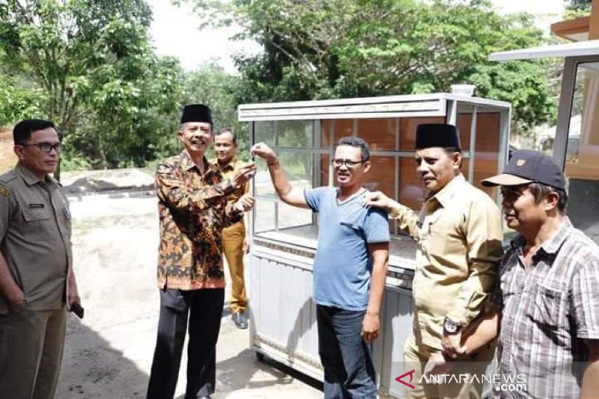 Pemkot Solok bagikan gerobak dan etalase untuk 50 pedagang kuliner