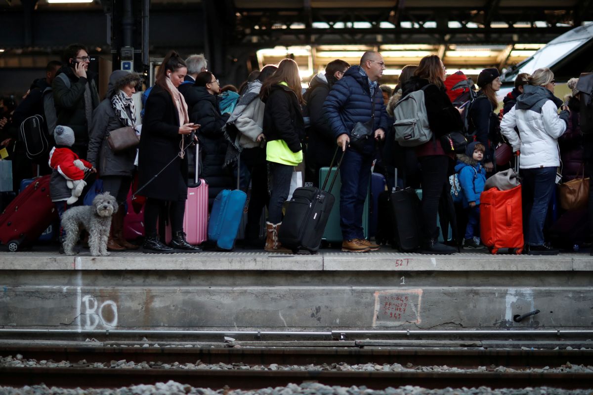 Bentrokan warnai aksi protes di stasiun Gare de Lyon Paris