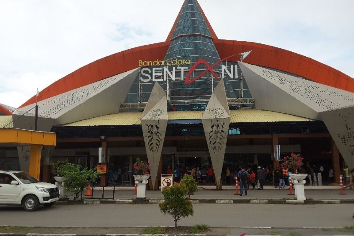 Arus mudik Natal dan Tahun Baru di bandara Sentani turun