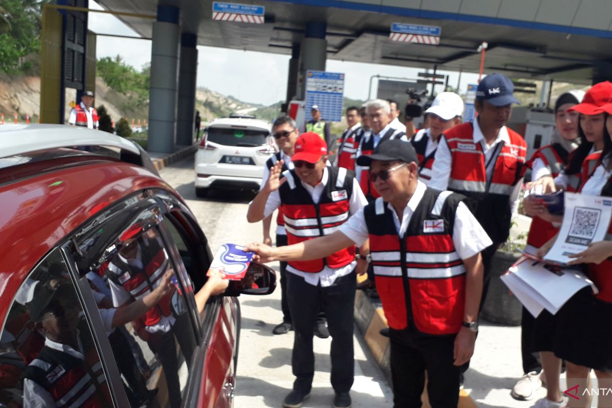 HK bagikan buku saku berkendara ke pengguna jalan tol