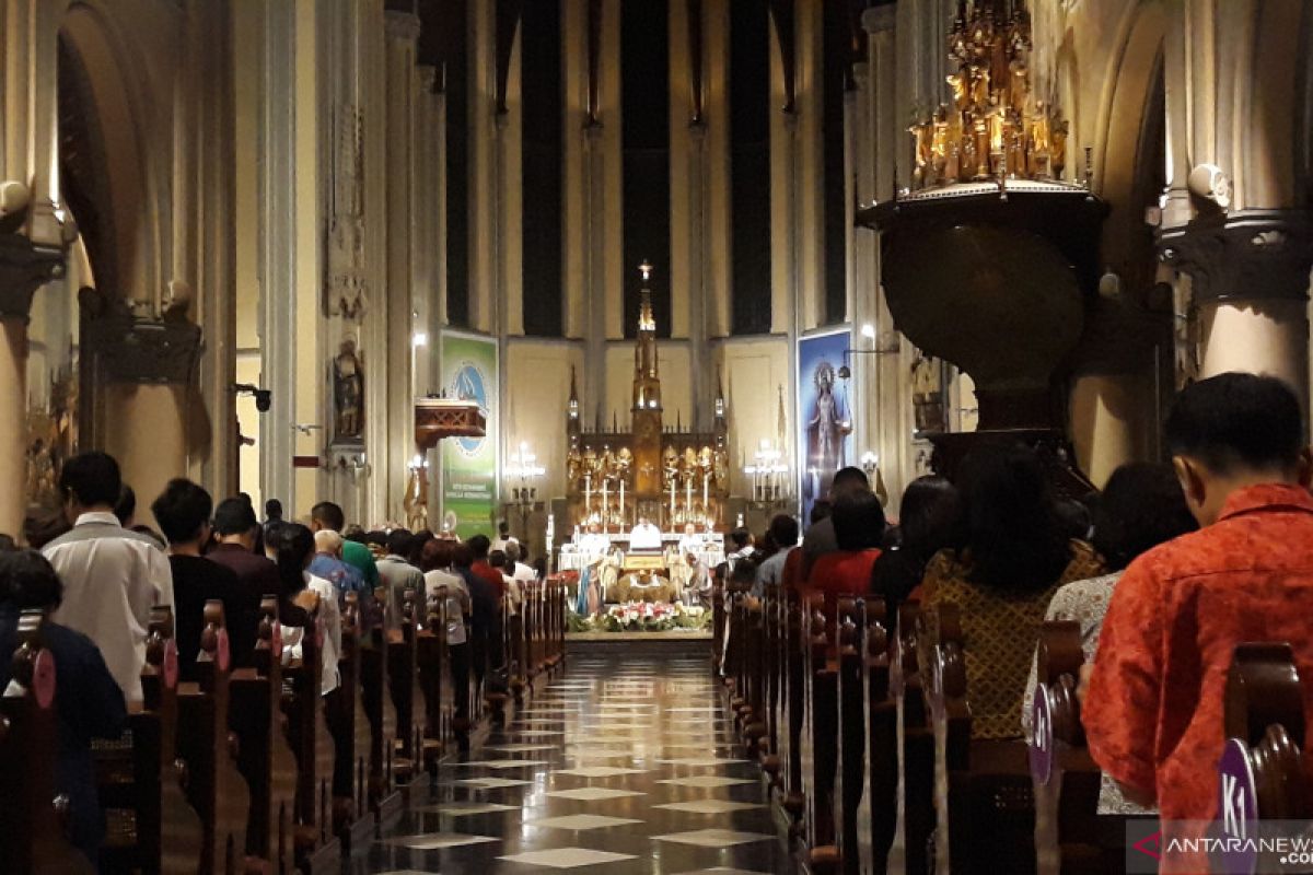 Jemaat khidmat ikuti misa malam Natal di Gereja Katedral Jakarta