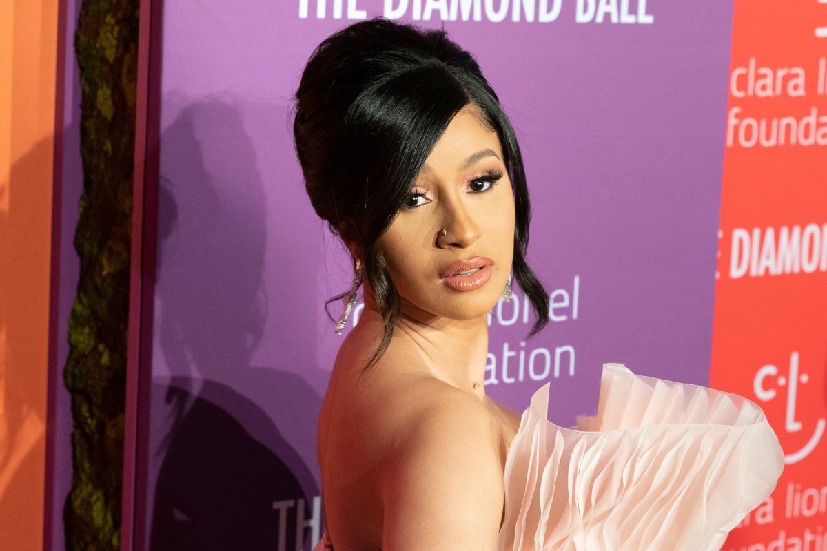 Jelang Natal, Cardi B bagi-bagi mainan