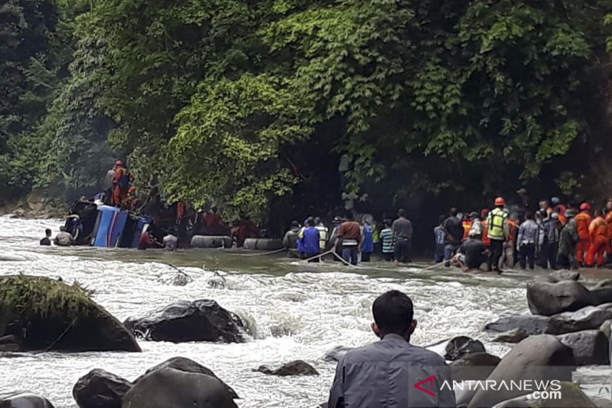 Bus diduga tabrak beton sebelum terjun ke sungai, 24 orang meninggal dunia