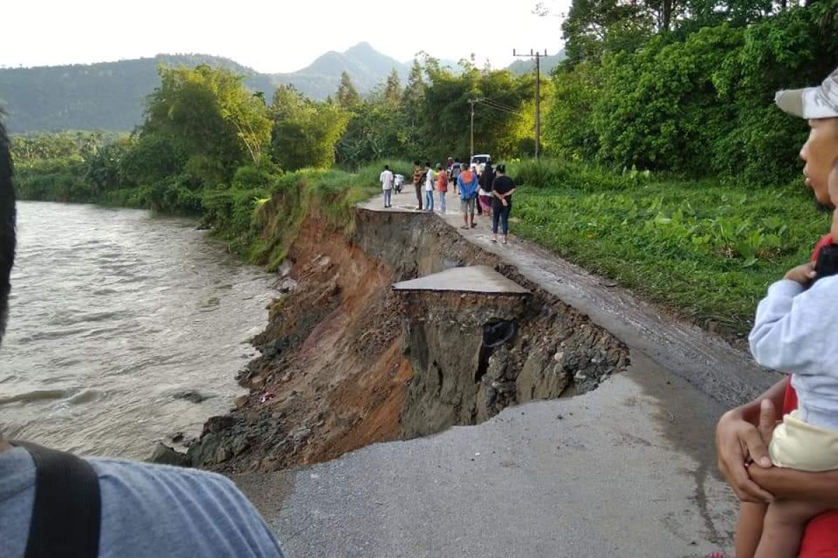 Jalan amblas, Padang Pariaman akan mengalihkan jalan terban di Batang Anai