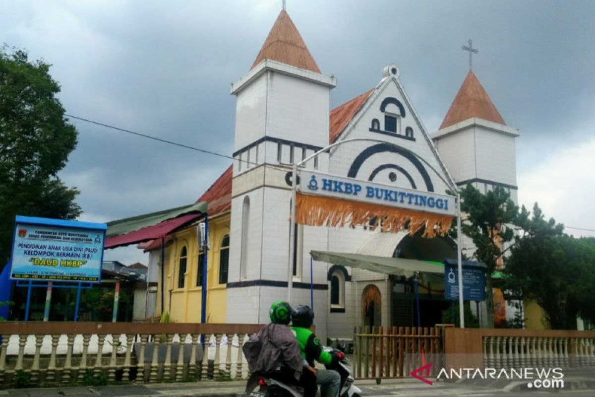 Puluhan personel kepolisian amankan gereja di Bukittinggi