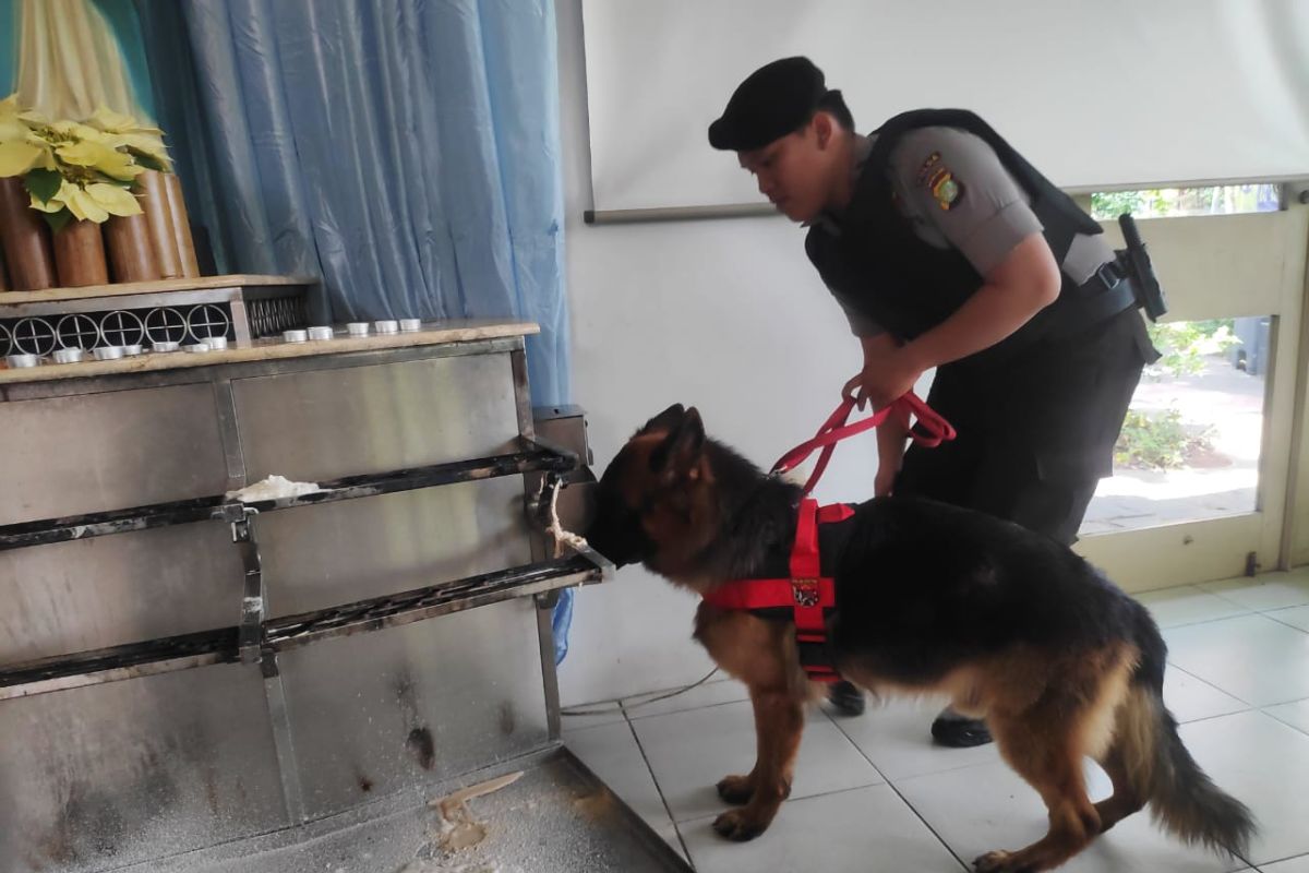 Anjing pelacak sisir gereja di Jakarta Barat