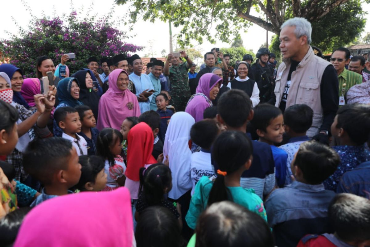 Ganjar disambut  santri dan suster saat sidak gereja