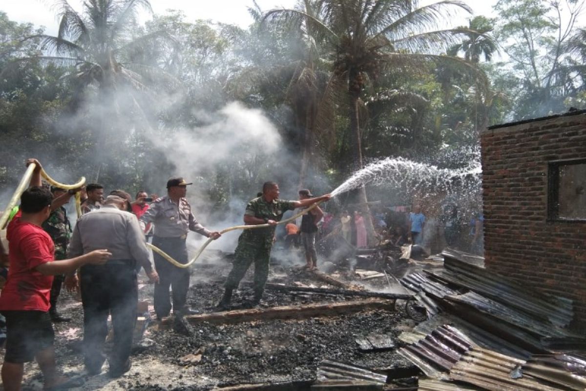 Polisi Bahorok dan Muspika dirikan tenda darurat untuk korban kebakaran