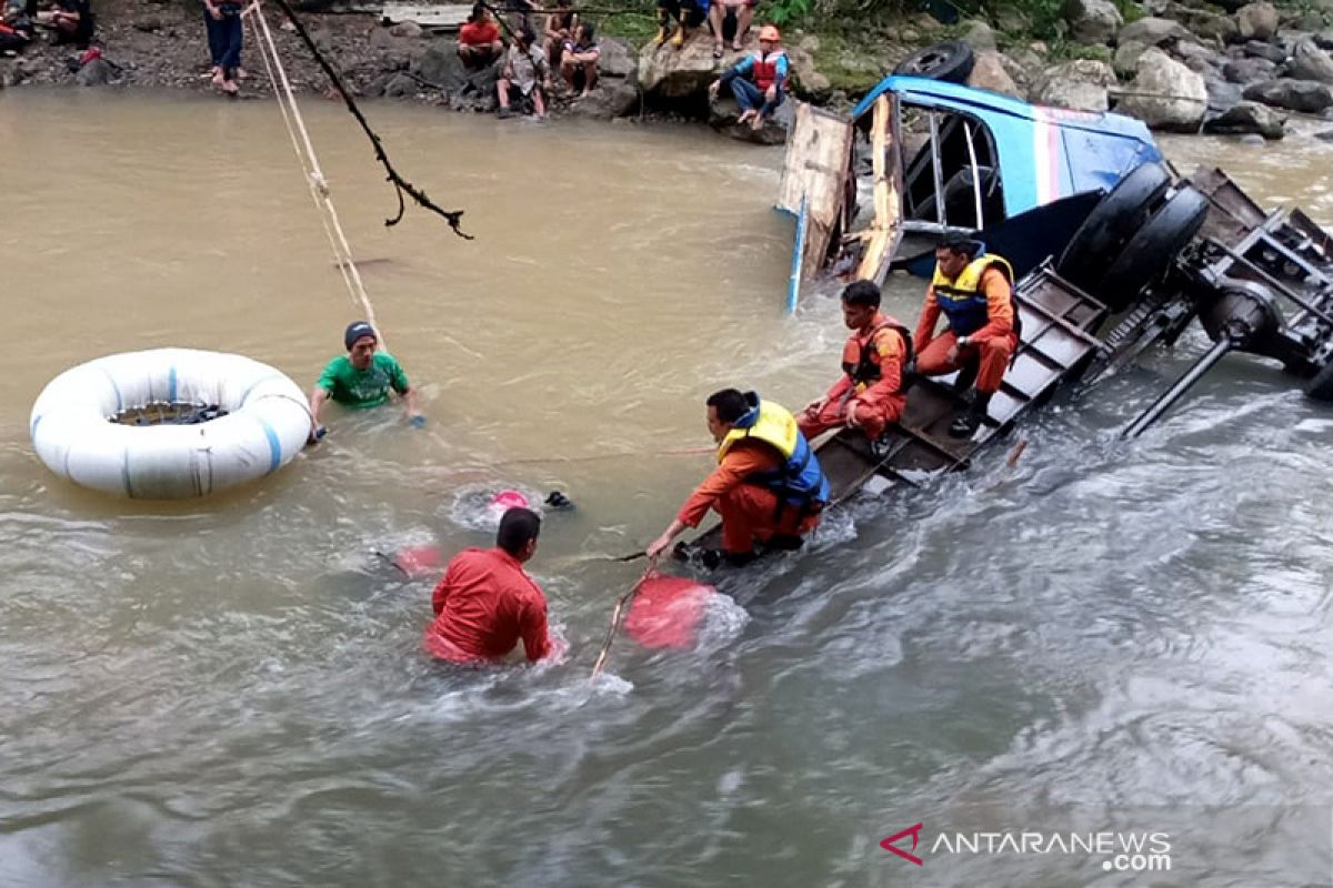 Basarnas Palembang lanjutan evakuasi korban kecelakaan Bus Sriwijaya