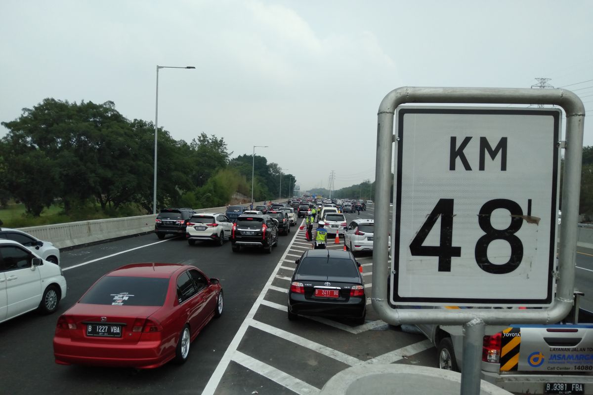 Petugas berlakukan contraflow di jalan Tol Jakarta-Cikampek