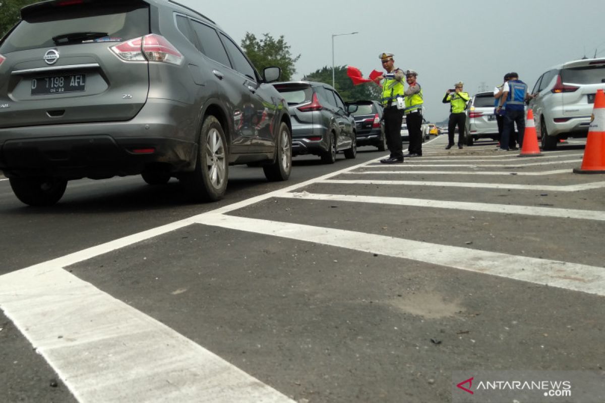 Jalan Tol Jakarta-Cikampek cukup lancar setelah "contraflow"