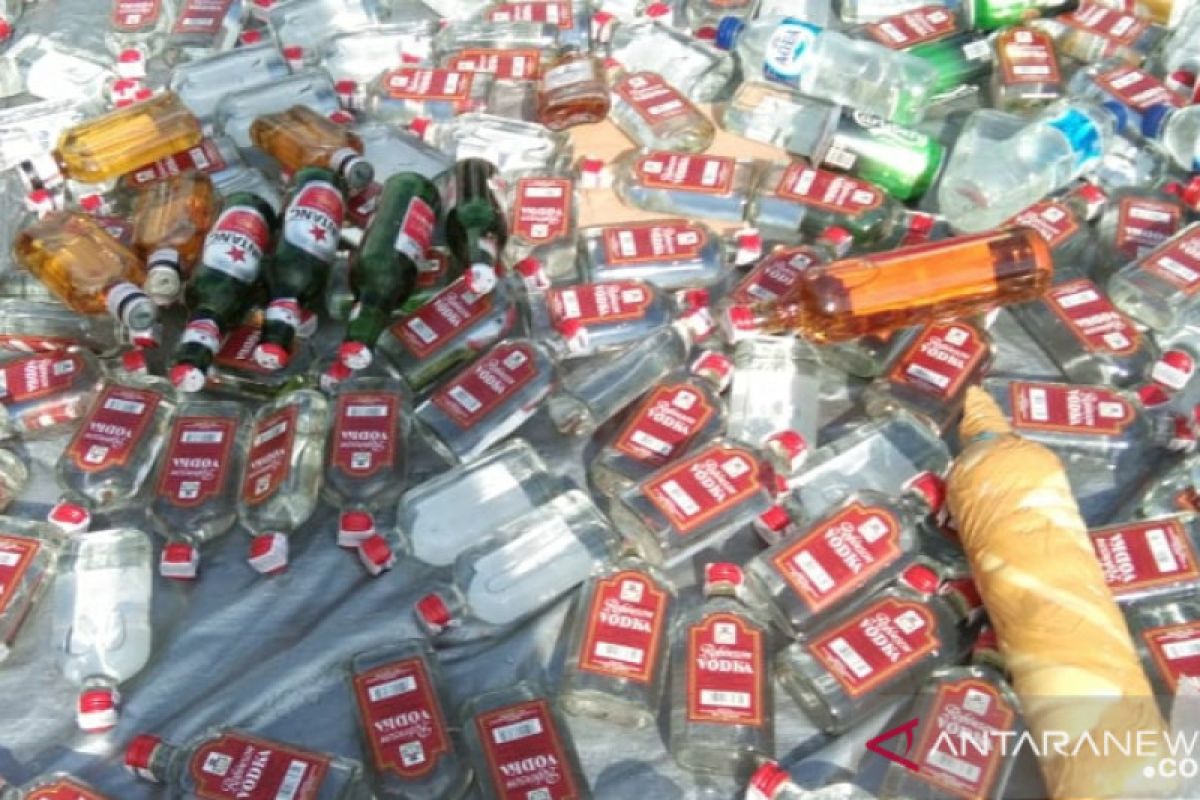 Polisi memusnahkan ribuan minum keras di Sorong
