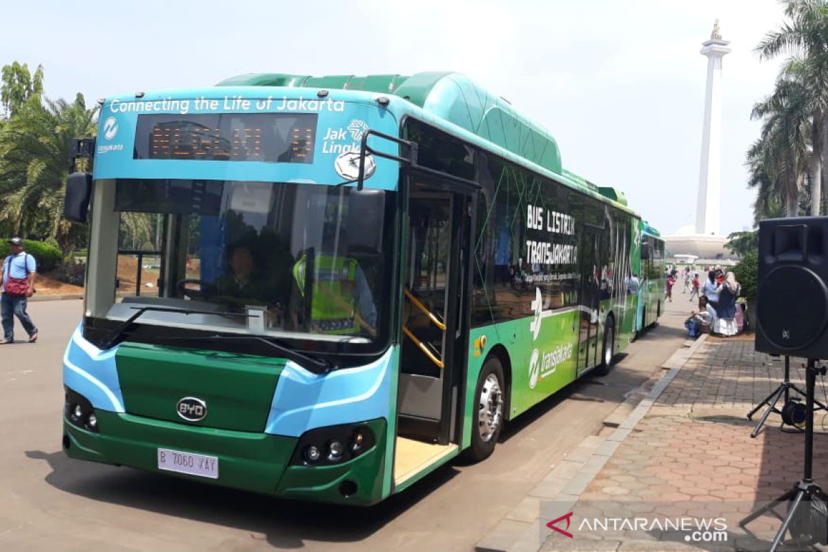 Yuk coba bus listrik Transjakarta di Monas isi liburan akhir tahunmu