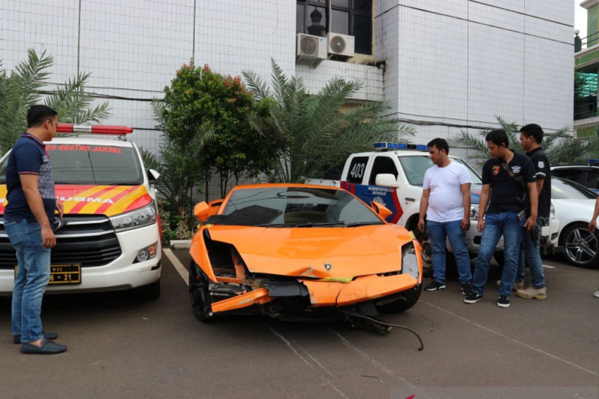 Polisi sita Lamborghini penodong pistol dalam kondisi rusak