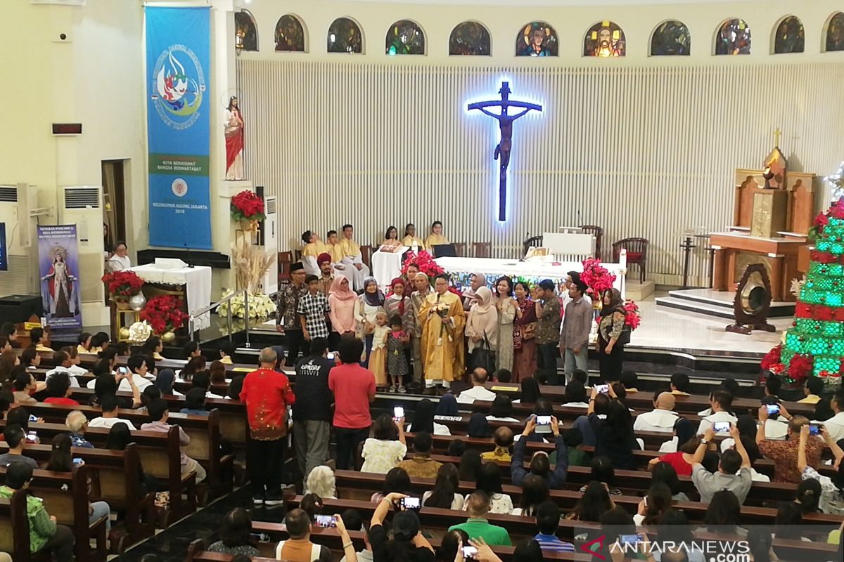 Sambangi Gereja Theresia, pegiat lintas agama sampaikan Selamat Natal