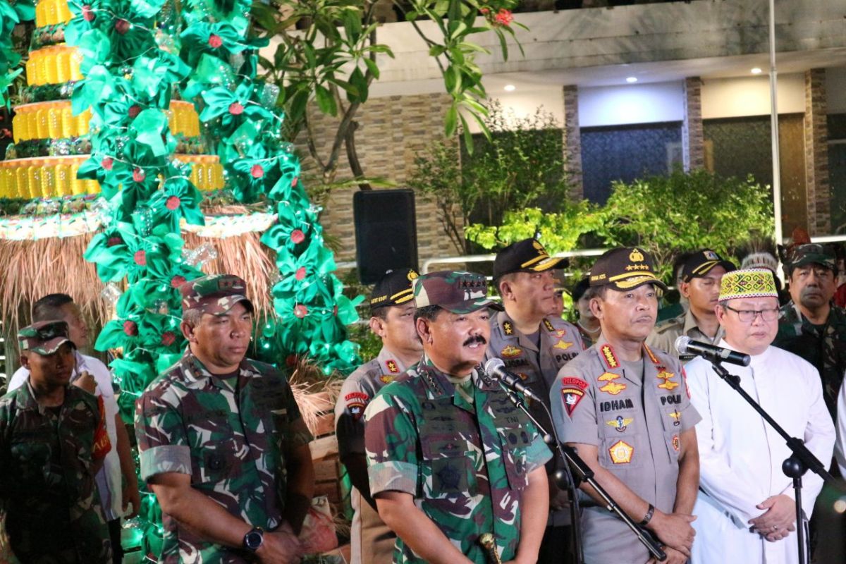 Panglima TNI bersama Kapolri tinjau sejumlah gereja