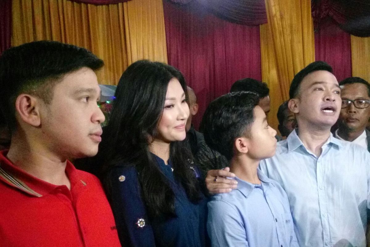 Ruben Onsu ajak Betrand Peto ibadah di gereja masa cilik