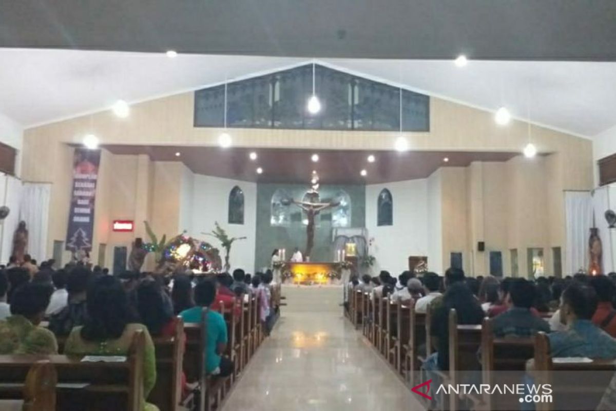 Ribuan jemaat khusyuk ikuti ibadah malam Natal di Belitung