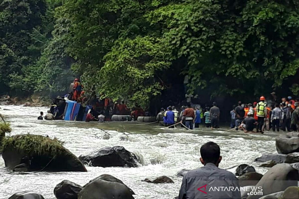 Bus Sriwijaya rute Bengkulu-Palembang tabrak beton sebelum terjun ke jurang