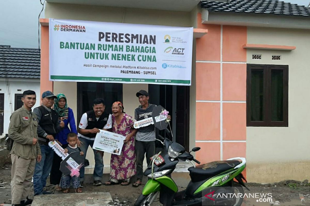 ACT Sumsel hadiahi  seorang nenek dengan rumah bahagia