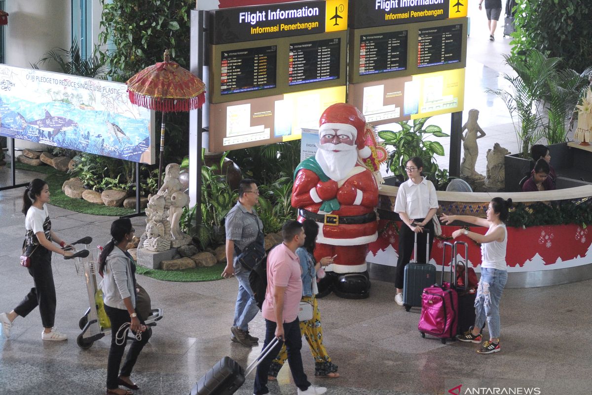 Dekorasi Natal hiasi Bandara Ngurah Rai Bali