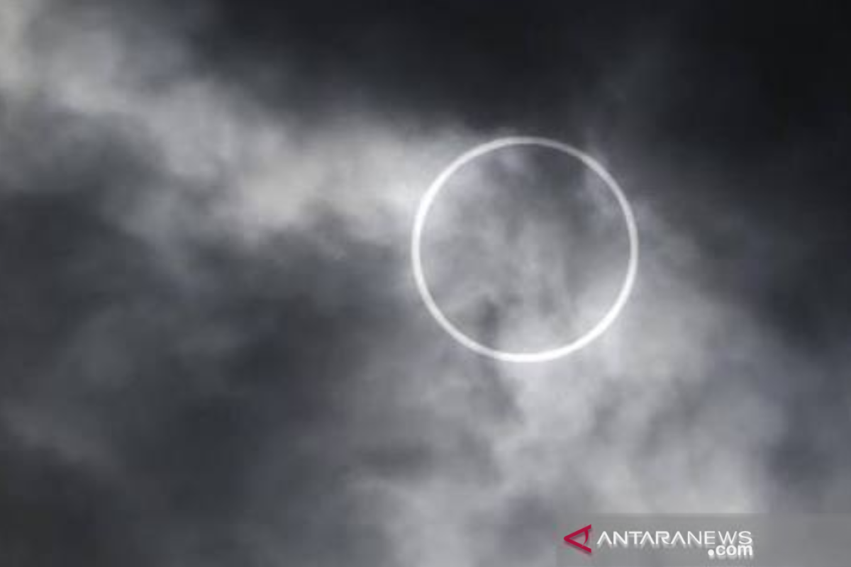 Gerhana matahari cincin fenomen perdana lintasi langit Aceh