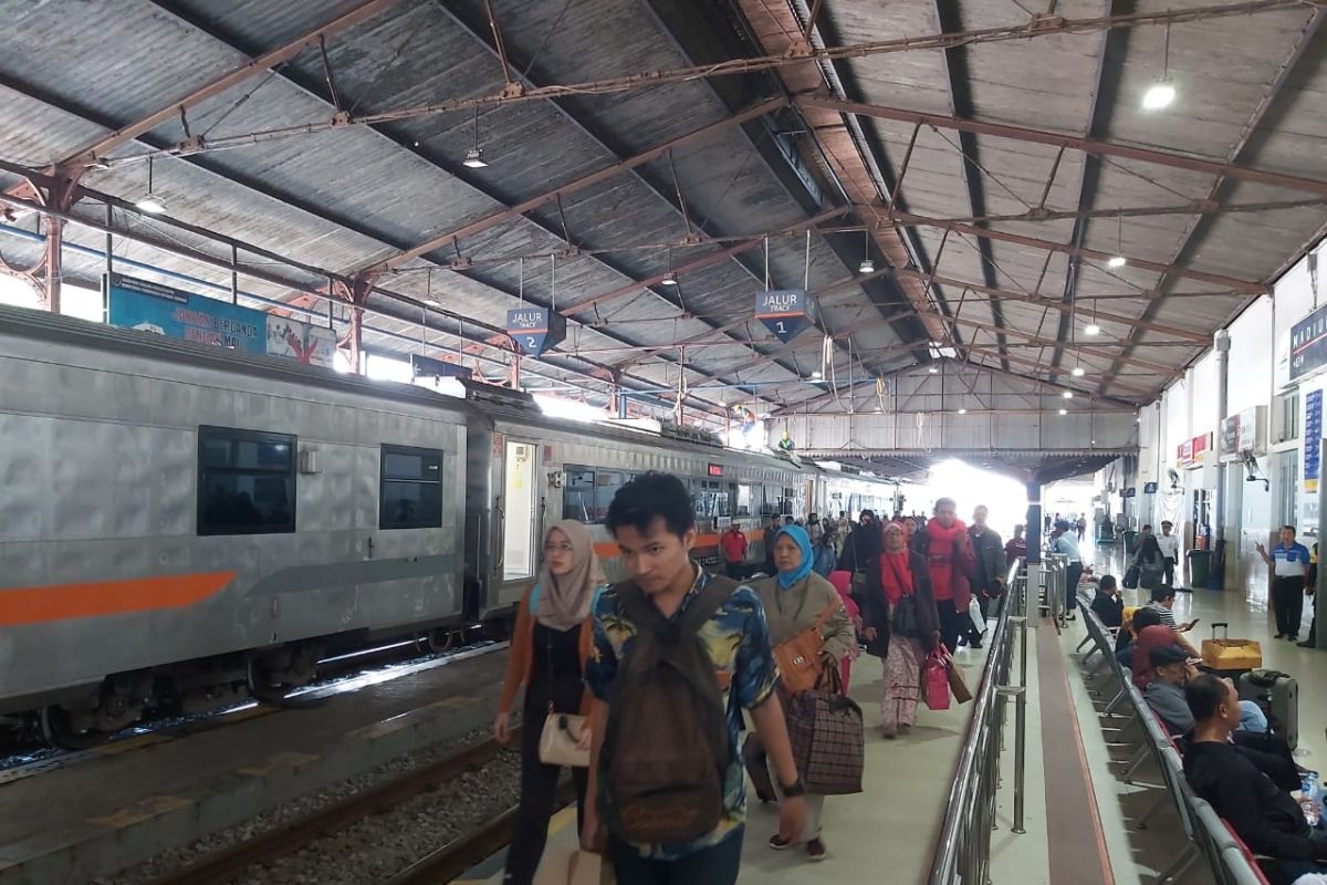 Libur Natal, ribuan penumpang padati stasiun di Daop Madiun