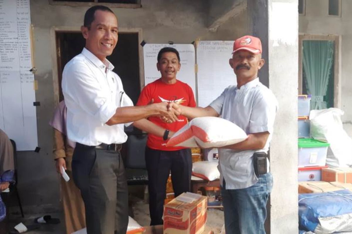 Anggota DPRD Agam salurkan bantuan sembako bagi korban banjir bandang