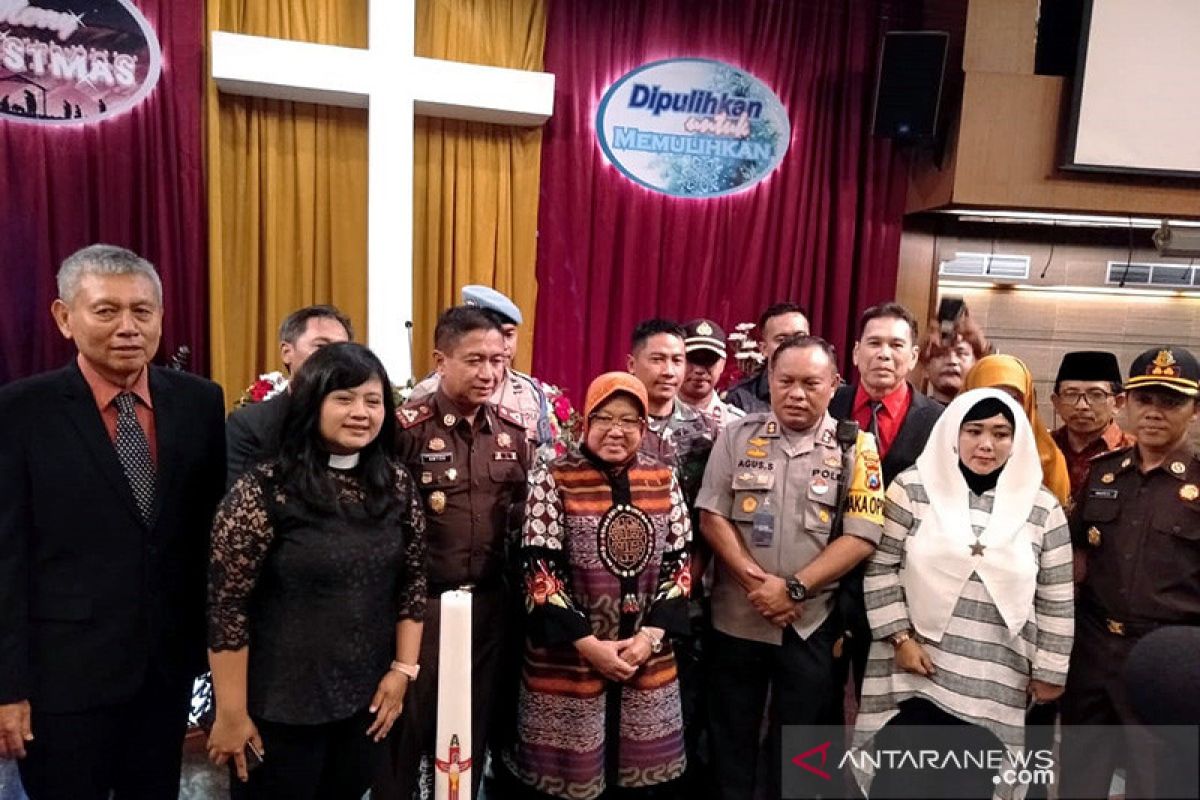 Sejumlah gereja di malam Natal dikunjungi Wali Kota Surabaya