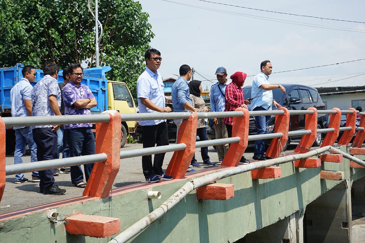 Risma tinjau rumah pompa Petekan dan Taman Harmoni Surabaya