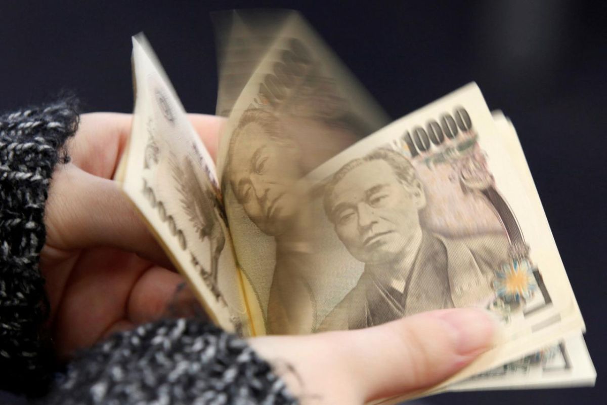 Melemah, dolar diperdagangkan kisaran paruh tengah 105  yen di Tokyo