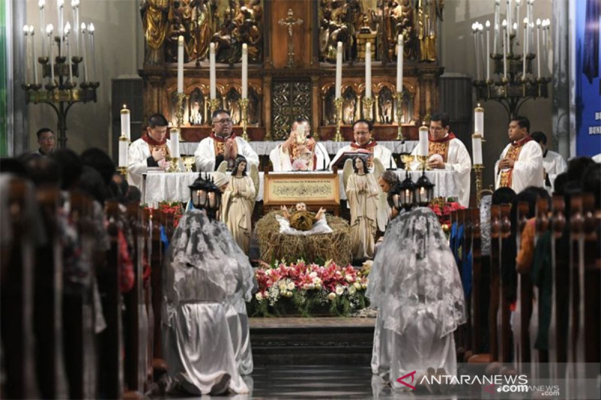 Cegah penyebaran corona, gereja Katedral disemprot disinfektan