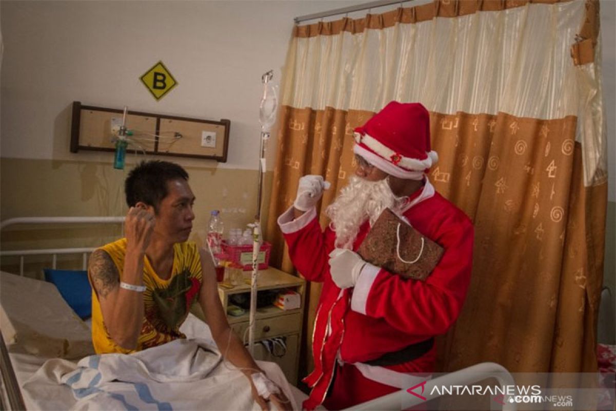 RS  Brayat berbagi kebahagiaan Natal bersama pasien