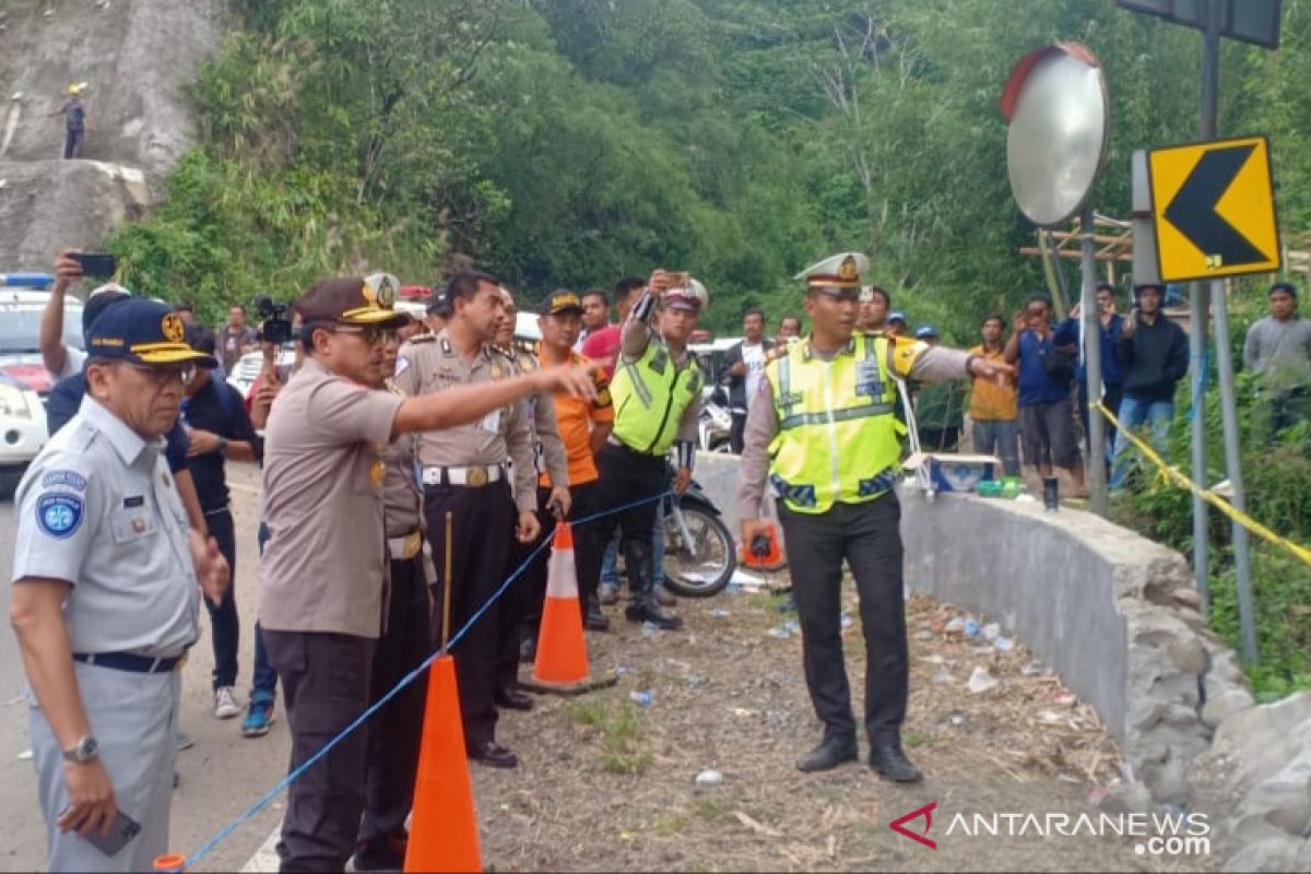 Korban meninggal bus masuk jurang jadi 28 orang