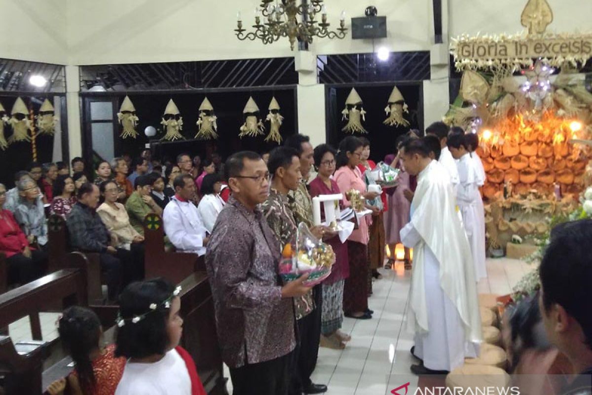 Gua Natal kontemporer inspirasi khotbah spiritual besek malam Natal