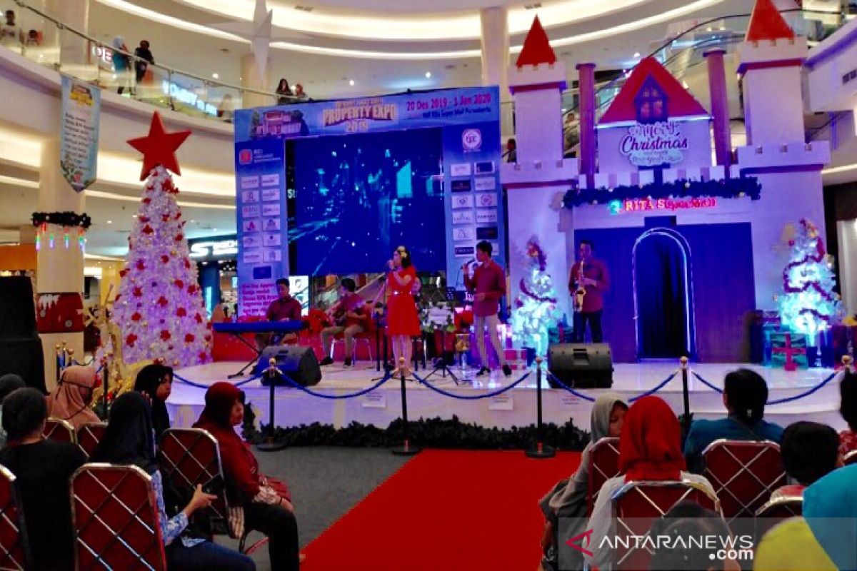 Pusat perbelanjaan di Purwokerto padat pengunjung pada liburan Natal