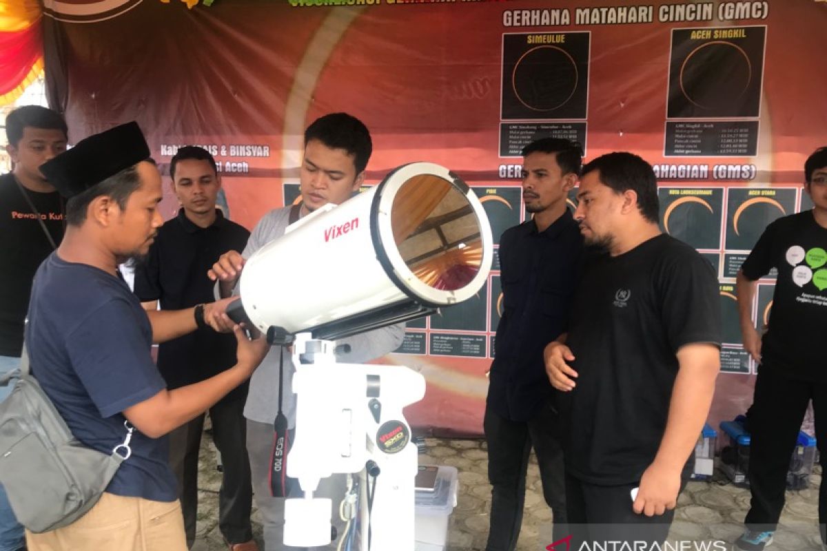 Gerhana matahari cincin perdana melintasi langit Aceh