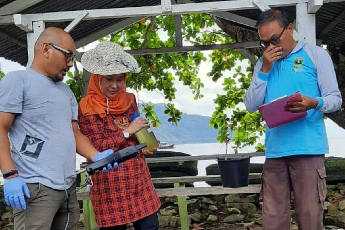 DLH Sumbar periksa sampel air laut Padang berwarna hijau