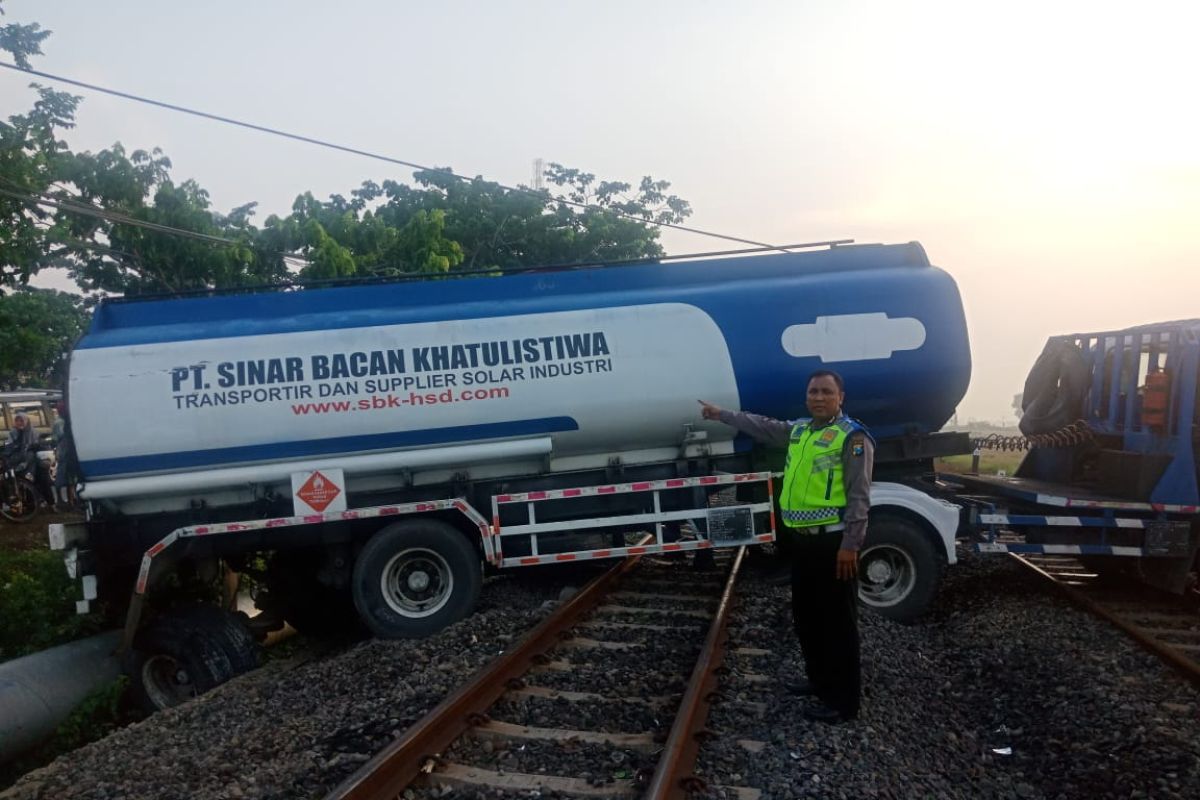 Tiga KA tertahan akibat truk halangi jalur kereta di utara Jatim