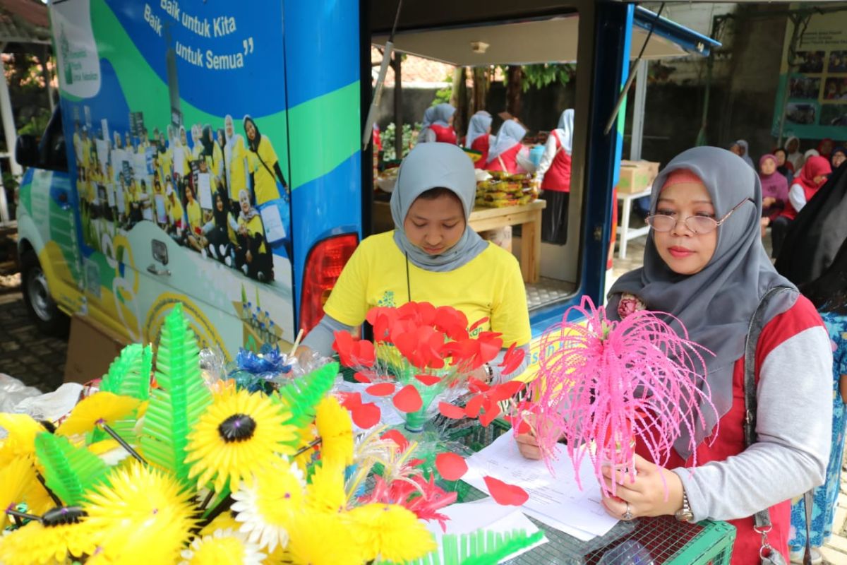 Para lansia kreasikan sampah plastik jadi kerajinan tangan