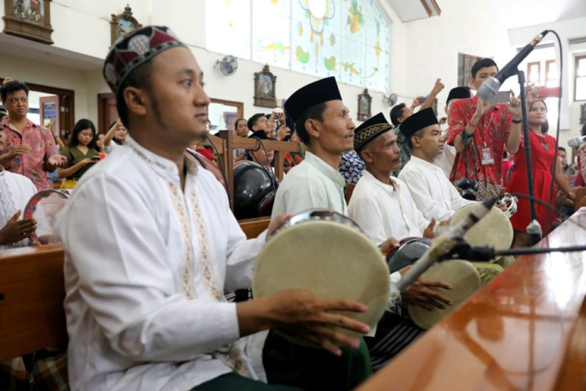 Tabuhan rebana santri iringi misa Natal di Gereja Katolik Mater Dei