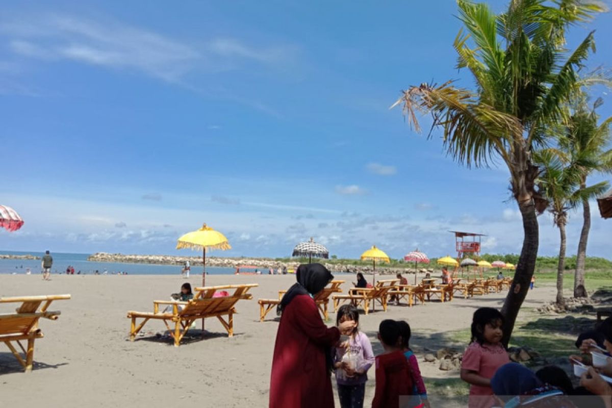 Pantai Akkarena Makassar ramai dikunjungi warga saat libur Natal