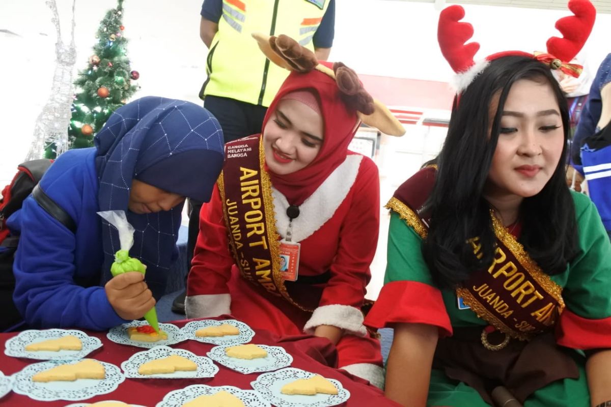 Pengelola Bandara Juanda ajak penumpang hias kue Natal