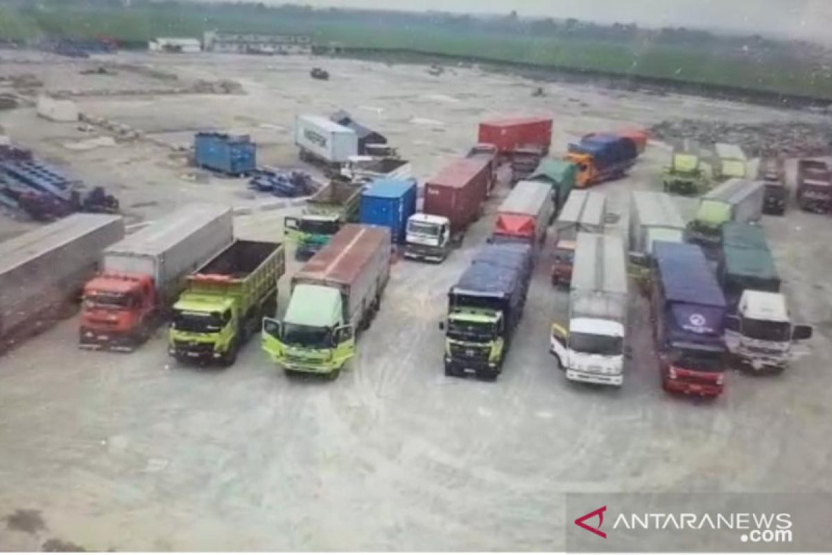 Petugas tahan truk langgar ketentuan pembatasan kendaraan di Tol Japek