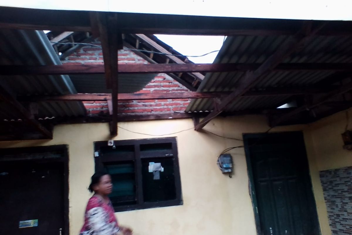 Puluhan rumah di Sidoarjo diterjang angin kencang