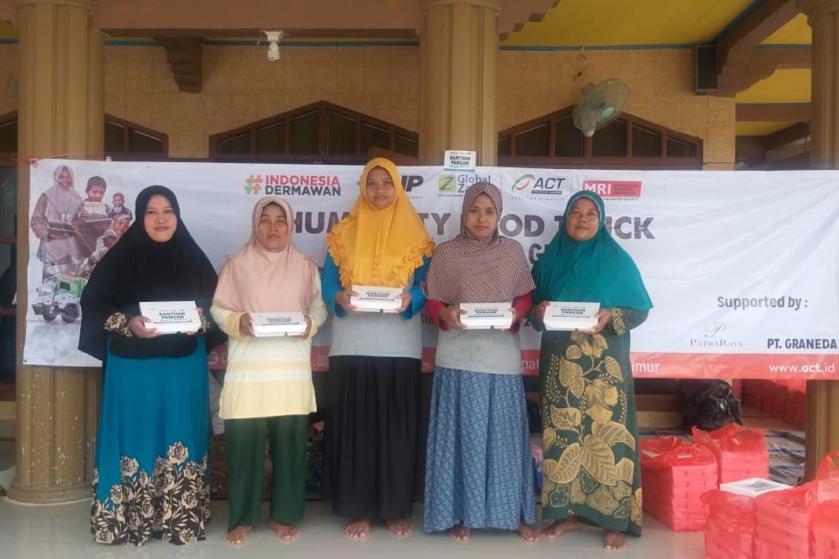 ACT bagikan 500 porsi makanan pada warga  Balongtunjung