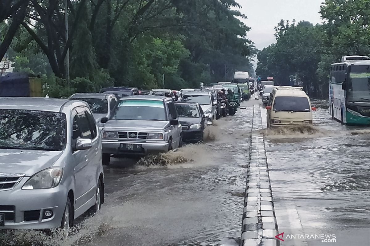 Jalan Soekarno Hatta dan Pasar Gedebage Bandung tergenang banjir