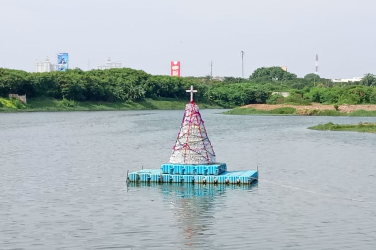 Pohon Natal berbahan botol bekas di  Waduk Riario Jaktim