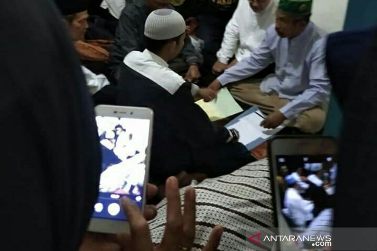 Tangis dan bahagia Dwi, menikah di depan jenazah bapaknya